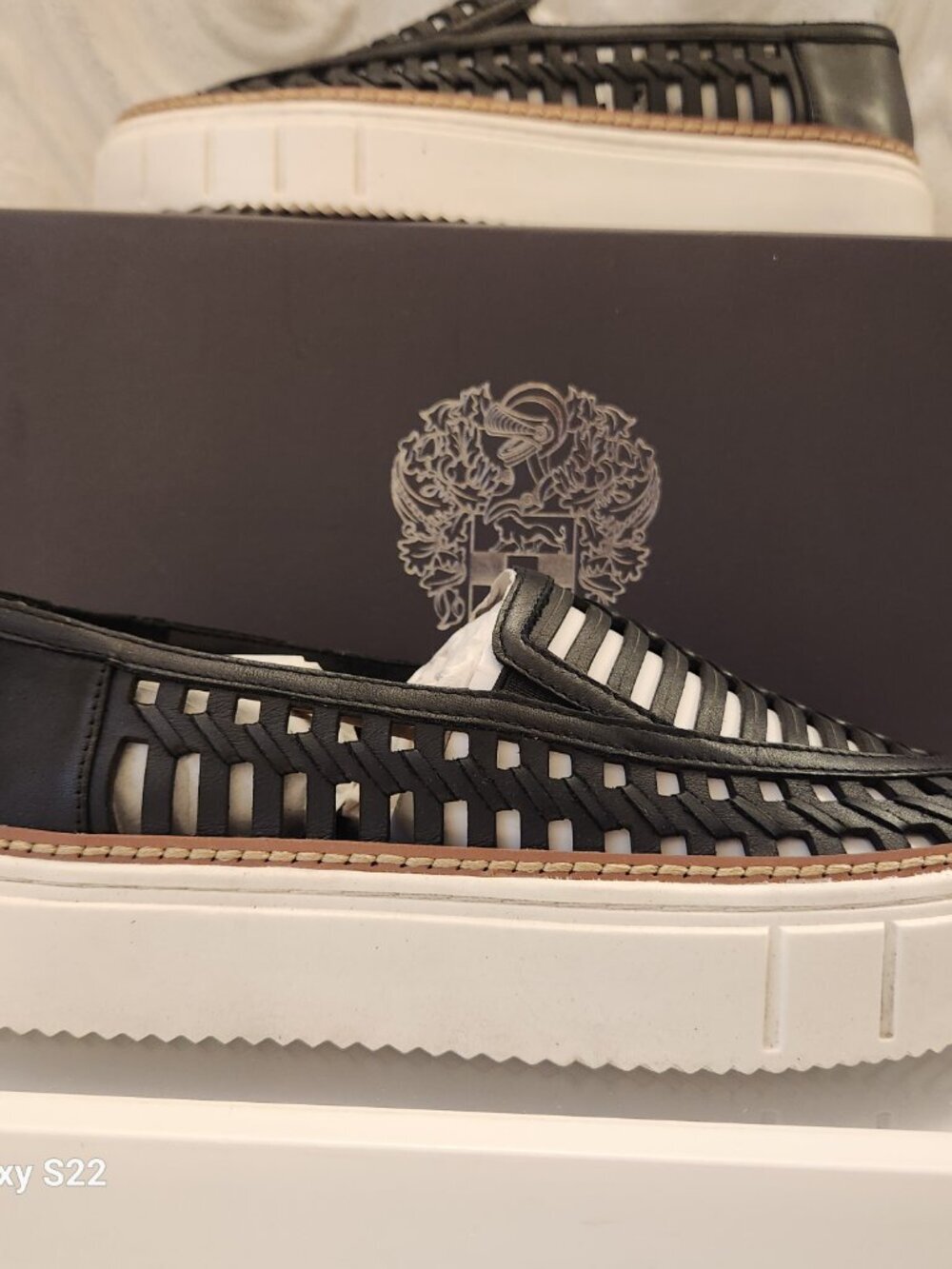 Vince Camuto Romeena slip-on shoes in black. Leather. NIB. Size 6